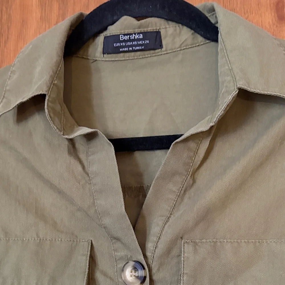 Bershka Olive Green Button Up Crop Top - Picture 3 of 7
